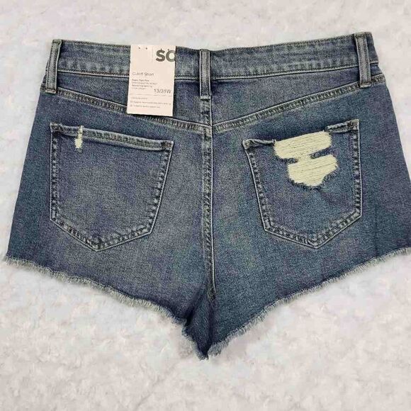 NWT SO Super High Rise Cutoff Short Medium Wash size 13 31W - Picture 3 of 6